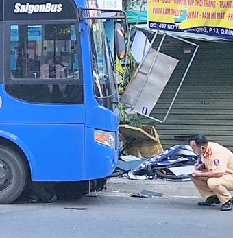 Xe buýt ở TP.HCM bất ngờ lao qua làn đường ngược lại, kéo lê người và xe máy