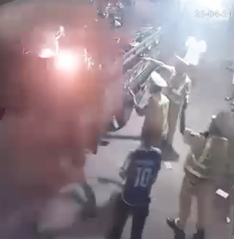 Video người đàn ông leo lên xe cảnh sát giao thông, đốt xe tang vật ở Đồng Nai