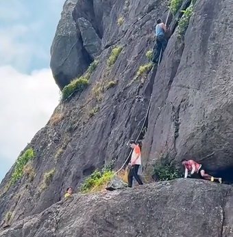 Một nhóm người leo núi Hòn Chuông bằng tay không, chính quyền địa phương nói gì?