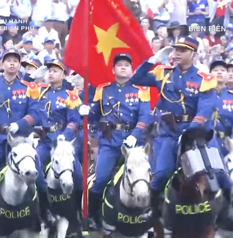 Xem cảnh sát cơ động kỵ binh diễu hành 70 năm Chiến thắng Điện Biên Phủ