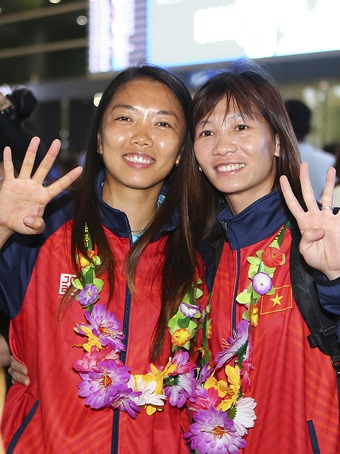 Tuyển nữ Việt Nam hạnh phúc ngày trở về
