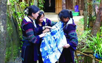 Nhuộm chàm ở thung lũng Khói xanh và 3 cô gái Sín Chải