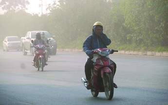 Không khí ô nhiễm, "sờ" đâu cũng ra bệnh