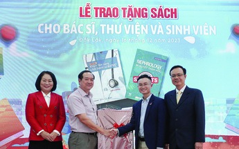 Khoác áo blouse, làm nghề chuyển ngữ