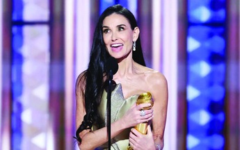 Demi Moore: "Vũ trụ nói với tôi rằng, cô chưa xong đâu!"