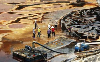 Hồ sơ về những cuộc chiến bảo vệ môi trường nước: Trung Quốc bắt ban giám đốc gây ô nhiễm sông