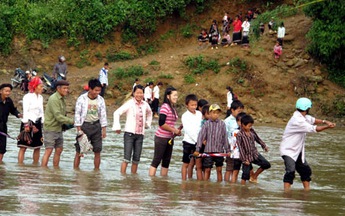 "Phà" Phiêng Hào vượt sông Nậm Mu