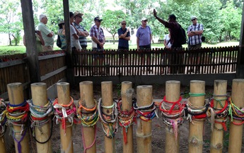 Người tử tù bán sách trong sân Tuol Sleng