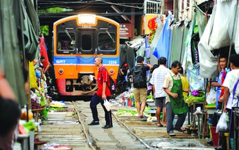 "Chạy chợ" trên đường ray ở Thái