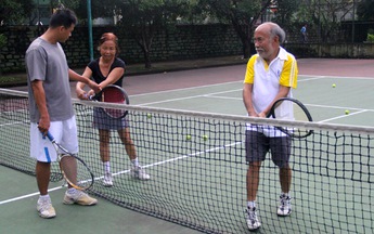 Khi giáo sư hóa đi học quần vợt