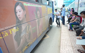 Quảng cáo trên thân xe buýt: Rụt rè cho làm, vì sao?