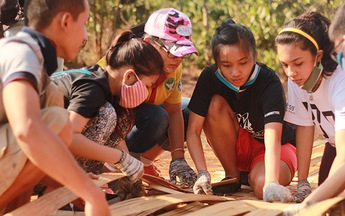 Học ở người nghèo, học từ cộng đồng