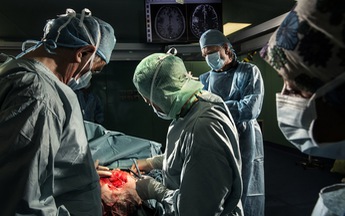 Phẫu thuật não khi người bệnh tỉnh táo