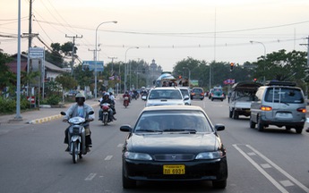Lái xe trên đất Lào 