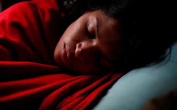 Phòng ngủ nhiều ánh sáng nhân tạo làm phụ nữ tăng cân