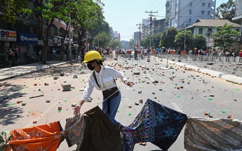 Myanmar: Phất váy làm cờ