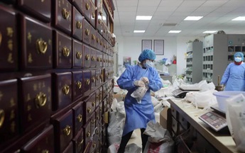 Trung Quốc điều trị covid-19: Từ bệnh viện dã chiến đông y tới phác đồ điều trị đông y