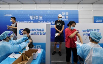 Chính sách tiêm vaccine ở Trung Quốc: “Củ cà rốt” đã chuyển thành “cây gậy”