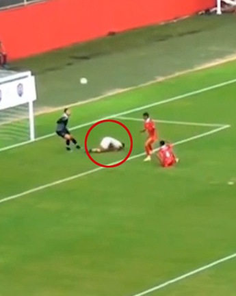 Cầu thủ bị xô ngã vô tình lốc bóng qua đầu thủ môn ghi bàn