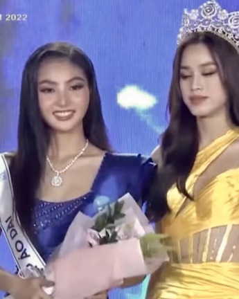 Hoa hậu Đỗ Thị Hà được fan 'cứu' sau vụ đeo sash ngược ở Miss World Việt Nam