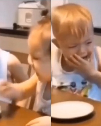 Bé trai khóc toáng vì không được em gái nhường kẹo