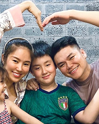 Ảnh vui sao Việt 8-8: Con trai Lê Phương làm món ngon mừng ngày cưới bố mẹ