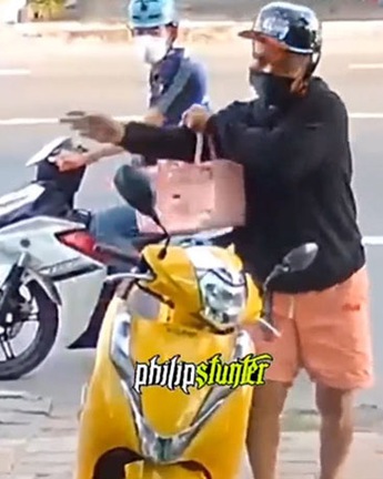 Chàng trai mặc quần hồng khiến gia chủ giật mình tưởng trộm xe máy