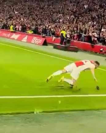 Cầu thủ ngã cắm đầu khi trượt cỏ ăn mừng bàn thắng