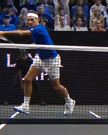 Federer đánh bóng xuyên qua lưới ở trận cuối sự nghiệp