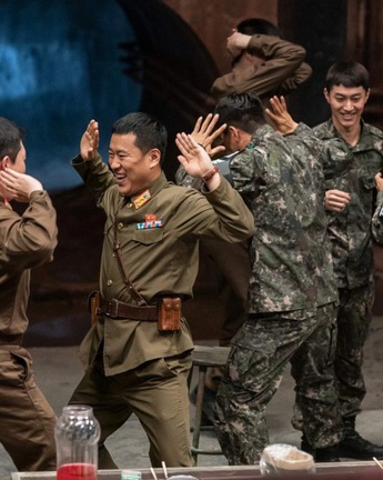 Điệu nhảy 'Brave girls' bất ngờ rần rần trở lại vì anh lính trên phim Hàn