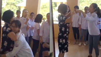 Cô giáo gửi lời yêu thương, ôm học sinh trước giờ vào lớp