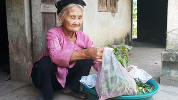 Cụ bà 83 tuổi ở Thanh Hóa lên Ủy ban xã nằng nặc xin trả sổ hộ nghèo
