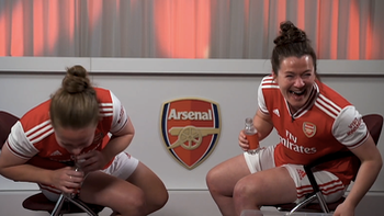 Nữ cầu thủ Arsenal với thử thách "Đừng cười"