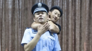 Cảnh sát Trung Quốc dạy cách thoát thân khi bị siết cổ