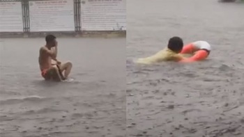 Thành phố Vinh ngập nặng, thanh niên lấy phao ra đường tắm mưa