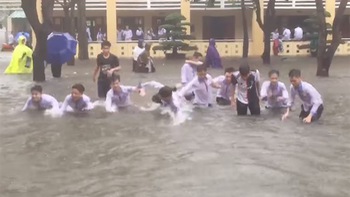 Thành phố Vinh ngập nặng, học sinh bơi lội thỏa thích dưới sân trường