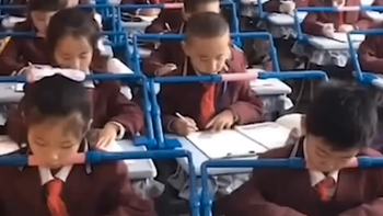Cách để học sinh ngồi đúng thế thẳng lưng viết bài