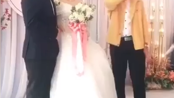 Cô dâu không cầm được nước mắt khi thấy em trai khóc nức nở trong ngày cưới
