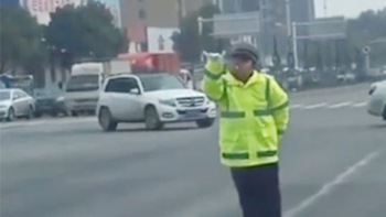 Cảnh sát biến mình thành "cột đèn đỏ" để điều tiết giao thông