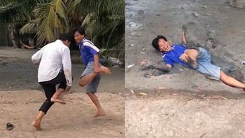 Người đàn ông ngã ngửa xuống bùn khi chơi chọi gà