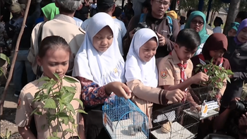 Indonesia bắt học sinh nuôi gà con để 'cai nghiện' điện thoại