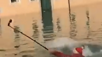 Du khách 'chụp ảnh tự sướng' khổ sở giữa Venice mênh mông nước