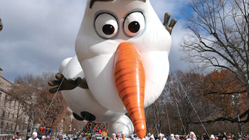 Ngắm New York sặc sỡ với bóng bay hình Snoopy, Olaf, Pikachu... trong diễu hành lễ Tạ ơn