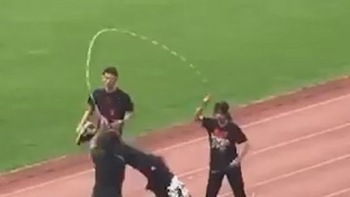 Nhóm học sinh nhảy dây điêu luyện trên sân vộng động