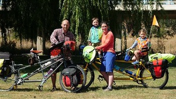 Cả gia đình  4 người rong chơi châu Úc 1 năm bằng 2 xe đạp đôi