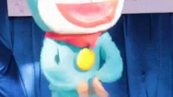 Doraemon phiên bản đời thực vừa nhảy vừa múa quạt trên sân khấu