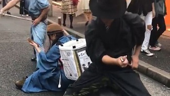 Những chàng Samurai múa kiếm nhặt rác trên đường phố Nhật