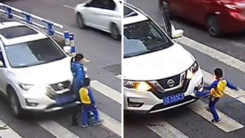 Cậu bé đá ôtô để trả thù cho mẹ khi bị tông ngã