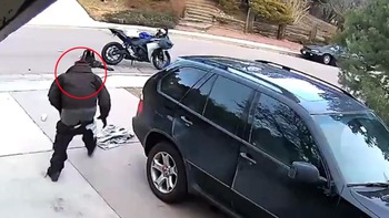 Tên trộm đi môtô bị tụt quần khi tẩu thoát