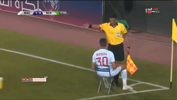 Cầu thủ lấy ghế ngồi trước mặt trọng tài ăn mừng bàn thắng